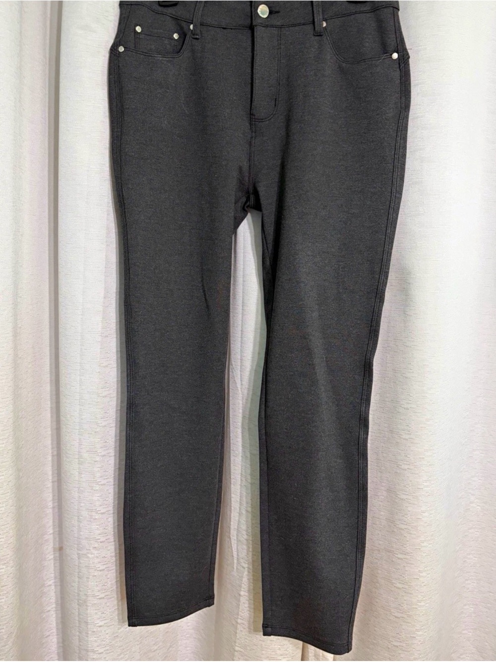 Pur Women's Stretch Capri Pants in Charcoal Gray